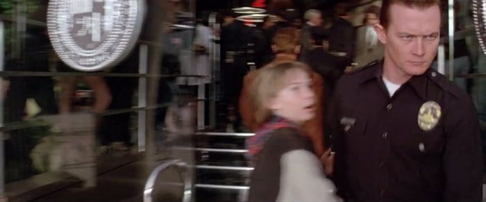 Last Action Hero (93) - Όταν ο νεαρός Ντάνι και ο Σλέιτερ (Σβαρτσενέγκερ) μπαίνουν στο αστυνομικό τμήμα, διασταυρώνονται με τον αστυνομικό Τ1000 από τον Εξολοθρευτή ΙΙ (91) τον οποίο ο Ντάνι αναγνωρίζει - 9GAG