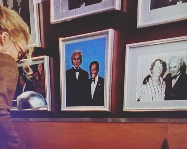 I bakgrunnen av BATMAN RETURNS har Max Shreck (Christopher Walken) en vegg med bilder med ham og kjendiser som Sammy Davis jr og Arnold Schwarzenegger.: MovieDetails