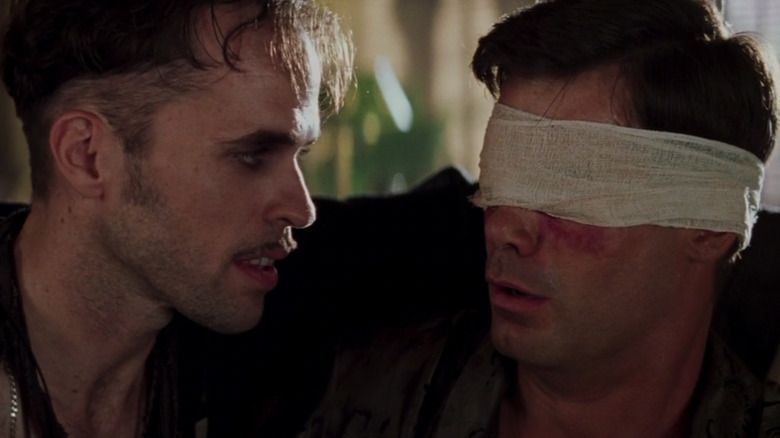 Beni Gabor spricht mit Bernard Burns mit verbundenen Augen