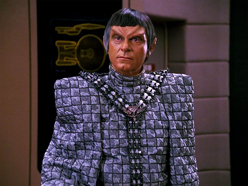 6. Efterlyser backup (Defector S3): En Romulan befälhavare hoppade av till Enterprise med känslig information. Picard misstänkte dock fulspel och gick medvetet i en fälla. Tack och lov hade han sin backup redo i form av tre klingonfåglar.