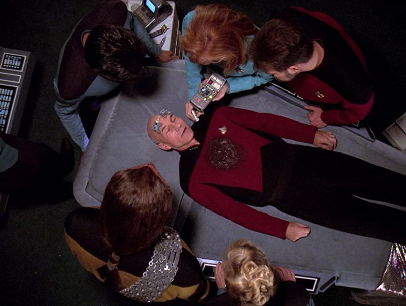 1. Hålla fast vid sina livsbeslut (Tapestry S6): Picard dog på sjukstugan efter en livshotande skada. En gudliknande Star Trek-enhet, Q, skonade hans ande och gav honom en andra chans i livet. Picard gick tillbaka och försökte rätta till sina misstag, men han slutade som löjtnant i juniorklassen på Enterprise. Han bad Q att rätta till saker och ting och Q gick med på att skona hans liv.