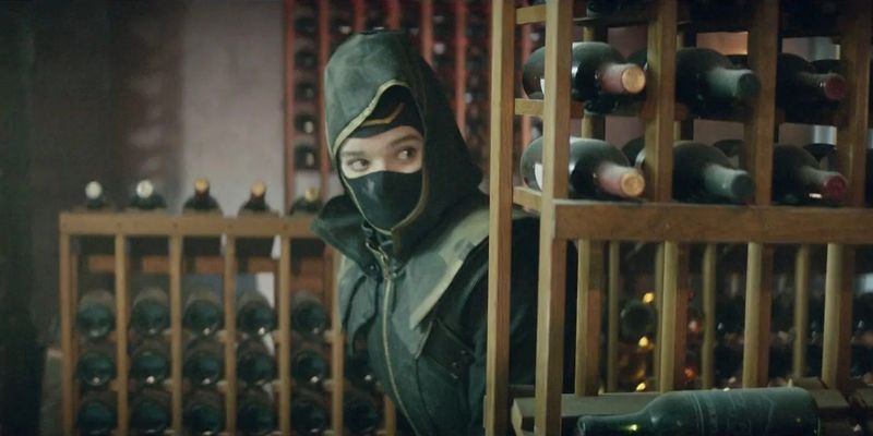 5. So This Is Christmas?: Kalėdų elementai yra įausti per finalinį Hawkeye epizodą. Šiame epizode galima žongliruoti ir demonstruoti daugybę personažų, įskaitant tris ar keturis piktadarius. Eleonora yra negailestinga ir nužudo Armandą III ir pakankamai rūpinasi, kad apsaugotų Kate savo gyvybe. Vincentas D