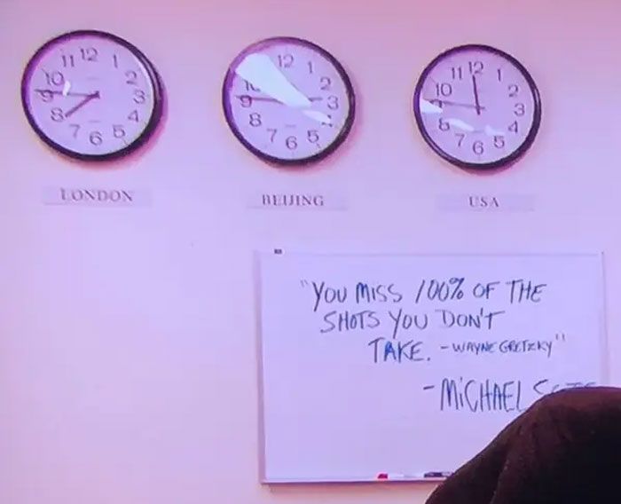 Папирна компанија Мајкла Скота имала је сатове за временске зоне широм света, и очигледно Мајкл мисли
