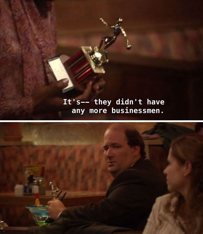 I The Dundies-afsnittet fra anden sæson nævner Michael, at han løb tør for forretningsmandstrofæer. Det ser vi senere Kevin