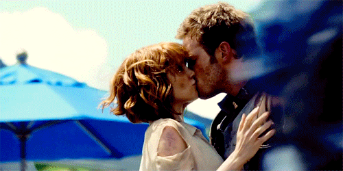 Claire och Owen kysser i Jurassic World | Jurassic park world, Owen jurassic world, Jurassic park film