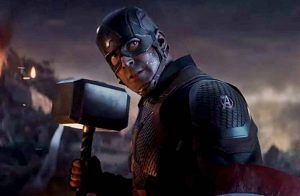Capitán América empuñando a Mjönlir en Endgame.