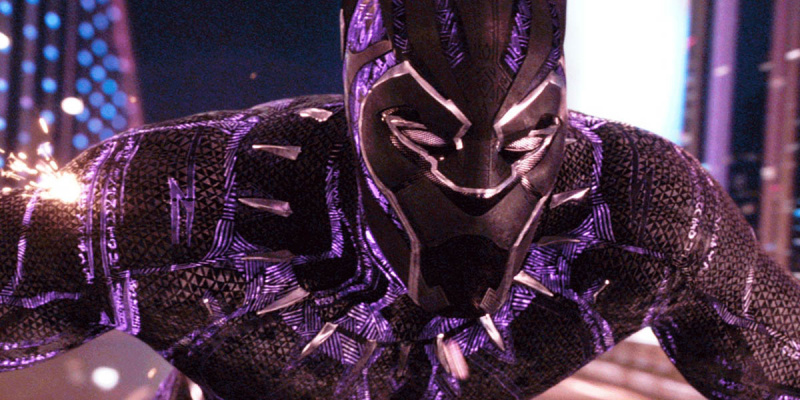 Hasbro rivela il nuovo casco elettronico Black Panther in scala 1:1