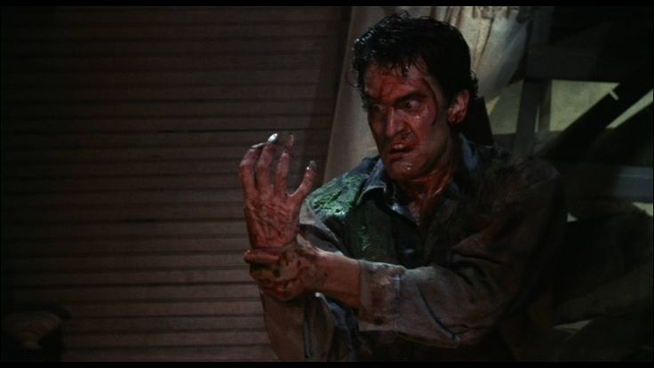  Bruce Campbell y su mano poseída en Evil Dead 2.