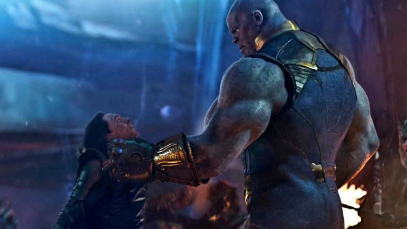  Thanos zabíja Lokiho v Avengers: Infinity War.