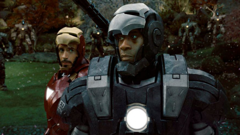   Robert Downey Jr. e Don Cheadle como Homem de Ferro e Máquina de Combate