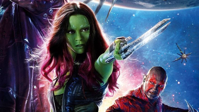 Zoe Saldana는 새로운 'Avengers 4'세트 비디오에서 Gamora로 돌아갑니다.