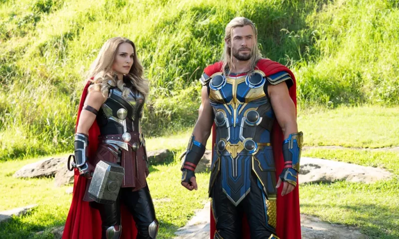 „Teraz si uvedomujeme, aký dobrý bol Thor 1“: Thor: Láska a hrom Karikujúci Odinsona ako komiksovú rozprávku sa fanúšikovia Marvelu zahrievajú na Thora 1