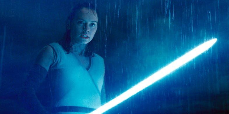 ريان جونسون يثير لون السيف الضوئي الجديد في 'The Last Jedi'
