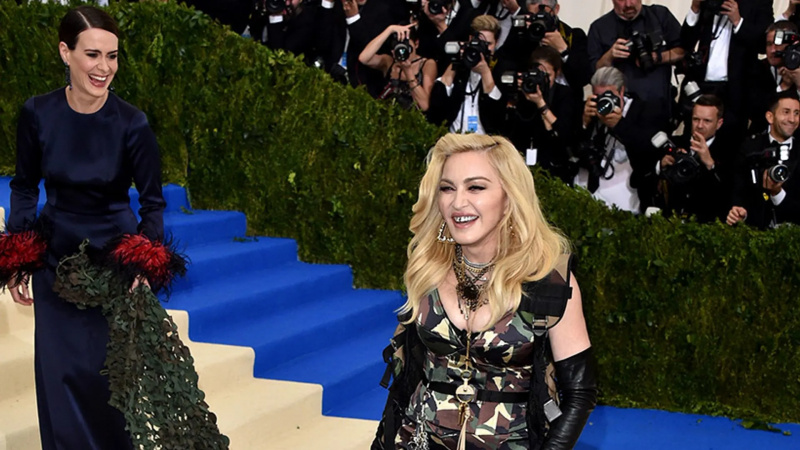   12. Sarah Paulson coincidió casualmente con su ídolo, Madonna, en la alfombra roja de la Met Gala 2017. Eventualmente, Sarah terminó llevando la capa de Moschino con el tema de Star Wars.