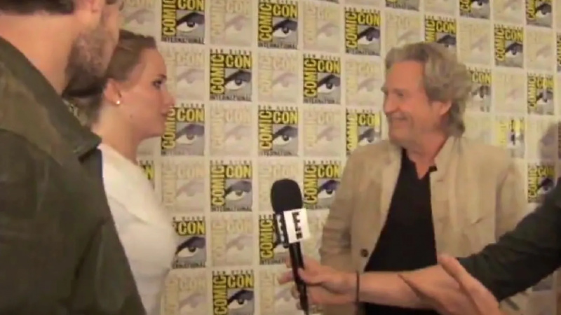   5. Jennifer Lawrence taip sužavėjo Jeffas Bridgesas, kad ji du kartus apsilankė pas jį Comic-Con. Abi žvaigždės davė interviu viena kitai ir išpažino viena kitai tikrą meilę.
