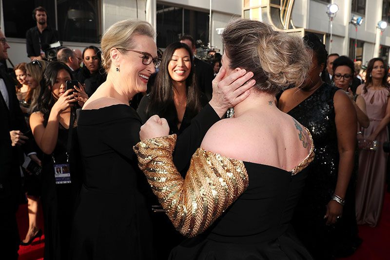   6. Meryl Streep ja Kelly Clarkson tapasivat Golden Globesin punaisella matolla. Kelly kertoi, kuinka paljon Meryl merkitsi hänelle, kun he tapasivat ensimmäisen kerran.