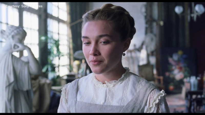   Little Women (2019) filmindeki elbiseler hacimli eteklere sahip olmadığında. Ayrıca 1865'teki gibi yüksek bellerden yoksundu ve çok rahattı.