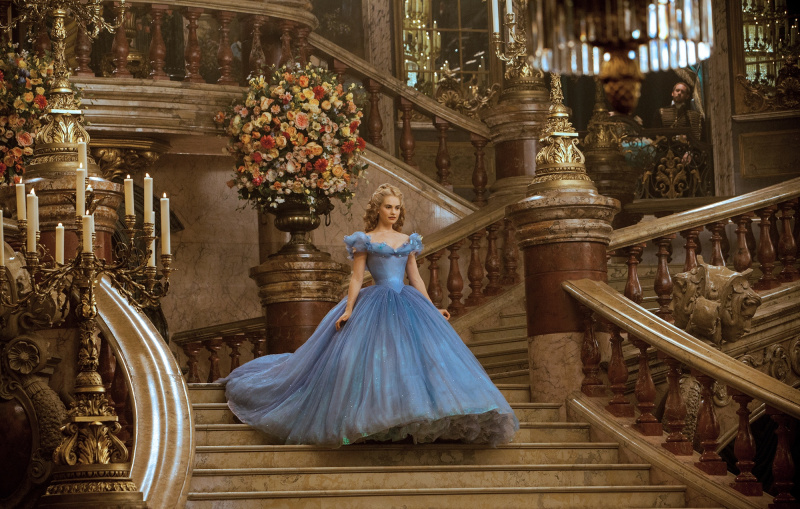   Ranskan 1800-luvun mekkojen vastakohtana Cinderellan juhlapuvussa ei ollut verhoja tai lenkkejä selässä.