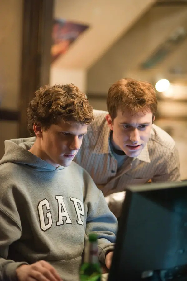   Mark és Dustin a számítógépet nézik