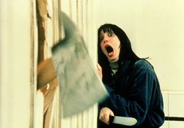   Wendy hurle alors que Jack brise la porte de la salle de bain avec une hache