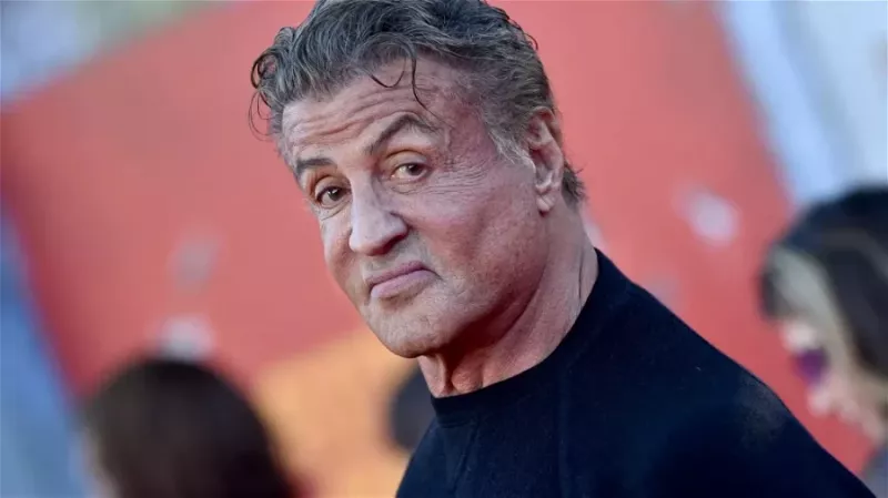 „Was für ein Idiot“: Sylvester Stallone bedauert die Ablehnung des höchsten Gehaltsschecks in seiner 54-jährigen Karriere und stimmte zu, denselben Film für das 3,5-fache weniger Gehalt zu machen