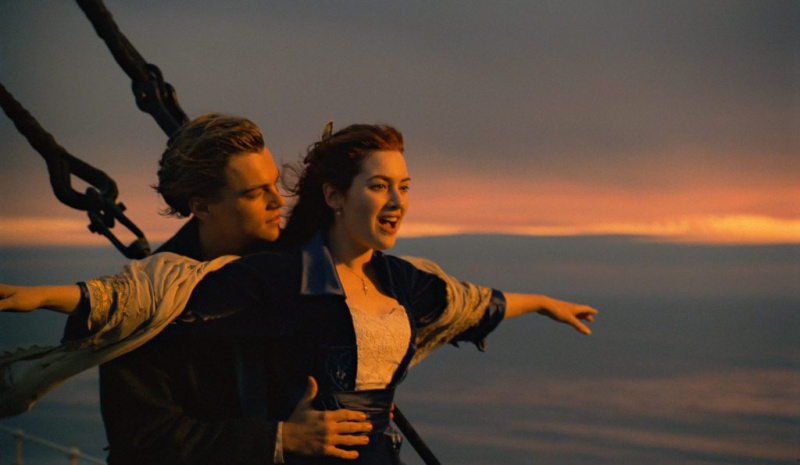   Кадр с Кейт Уинзельт и Леонардо Ди Каприо из фильма «Титаник» (1997).