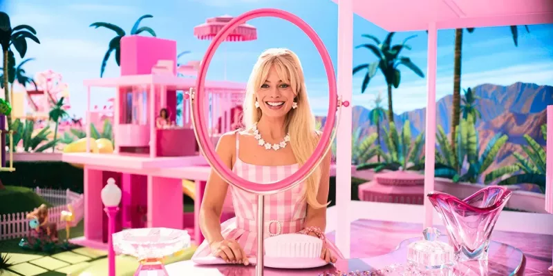   Margot Robbie v Barbie