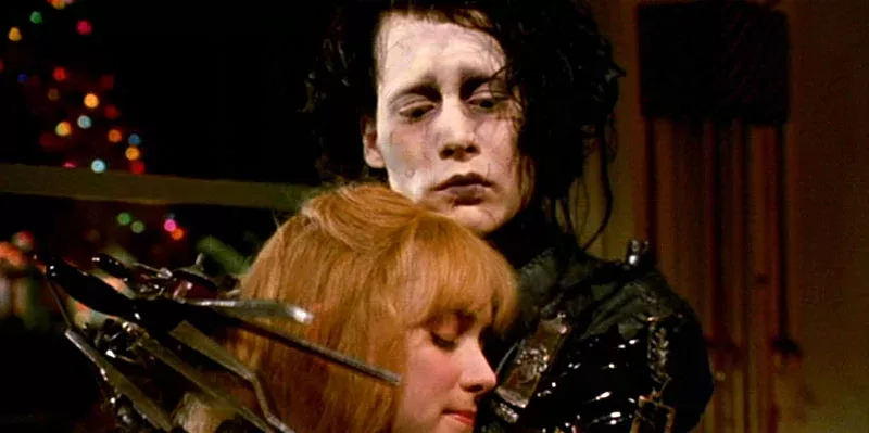   Edward mit den Scherenhänden umarmt Kim.