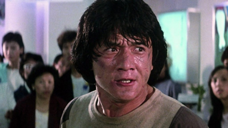 „Megtanítottam a gyerekeket az alkoholfogyasztásra”: Jackie Channek radikálisan meg kellett változtatnia 34 millió dolláros filmjét, hogy ideális példakép lehessen, miután olcsó sikert aratott