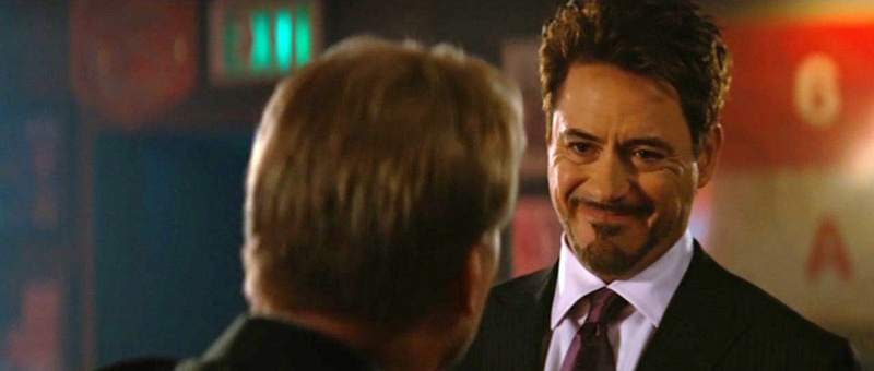   Tony Stark parla con il generale Ross