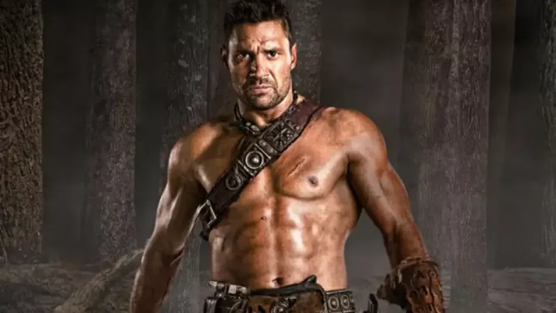   Manu Bennett finalmente ganhou seu papel de destaque em Spartacus