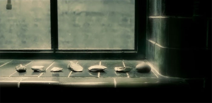   Ban ben'The Half-Blood Prince,' When We See Tom Riddle's Childhood Bedroom There Are Seven Rocks On The Windowsill In That Bedroom, Foreshadowing Riddle Splitting His Soul Into Seven Horcruxes