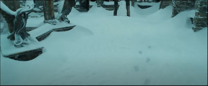   En Harry Potter y el prisionero de Azkaban (2004), una fuente del patio tiene estatuas de un águila comiendo una serpiente. Esta Es Una Referencia A La Bandera Mexicana. El director Alfonso Cuarón quería rendir homenaje a su herencia mexicana.