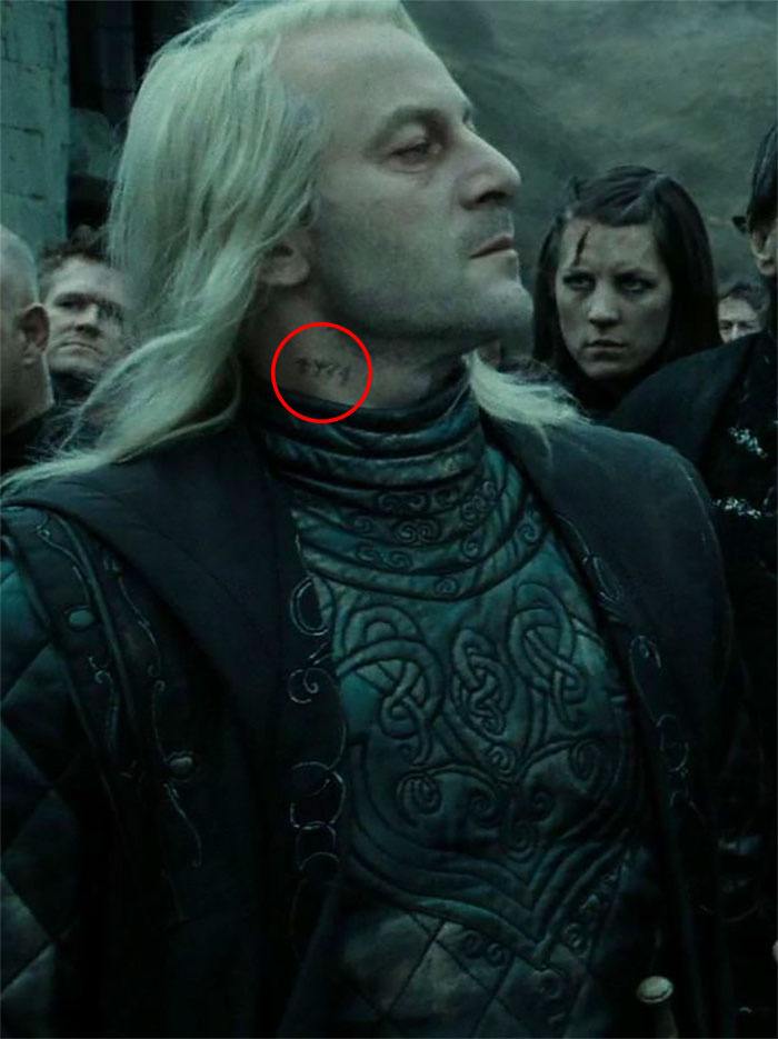   În Deathly Hallows Part 2, Îl poți spiona pe Lucius Malfoy's Azkaban Prisoner Number Tattooed On His Neck