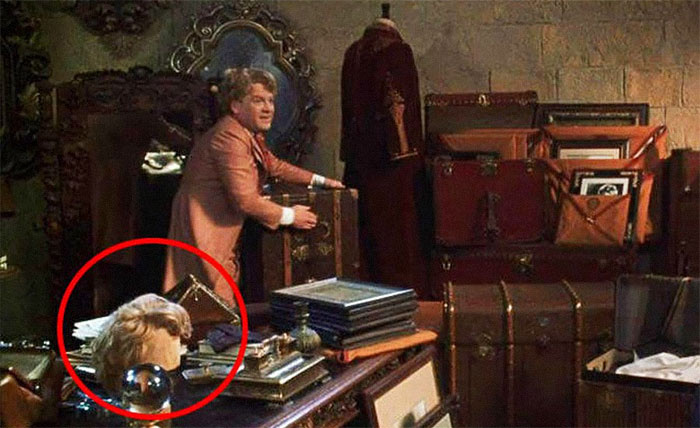   U Dvorani tajni možete uočiti Gilderoya Lockharta's Second Wig On His Desk