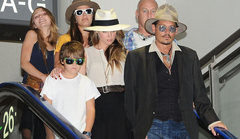   Johnny Depp com Amber Heard e seus filhos.