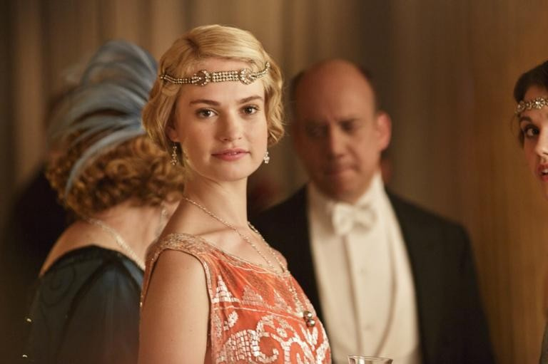   ليلي جيمس في لقطة من مسلسل Downton Abbey