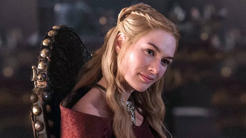   Lena Headey kaip Cersei Lannister yra dar iš „Sostų žaidimo“.