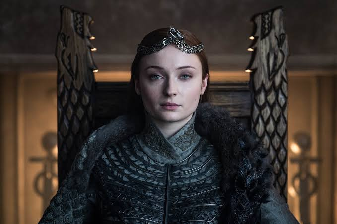 Sophie Turner tvrdila, že spisovatelia Game of Thrones pridali do scenárov falošné úmrtia, aby sa poplietli s hercami kvôli nepredvídateľnosti show