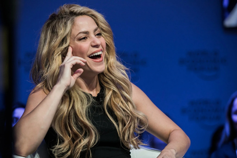 'Mycket för mitt lilla hjärta': Shakira är över månen efter att den colombianska hemstaden hedrar henne med en 21-fots staty av ren brons