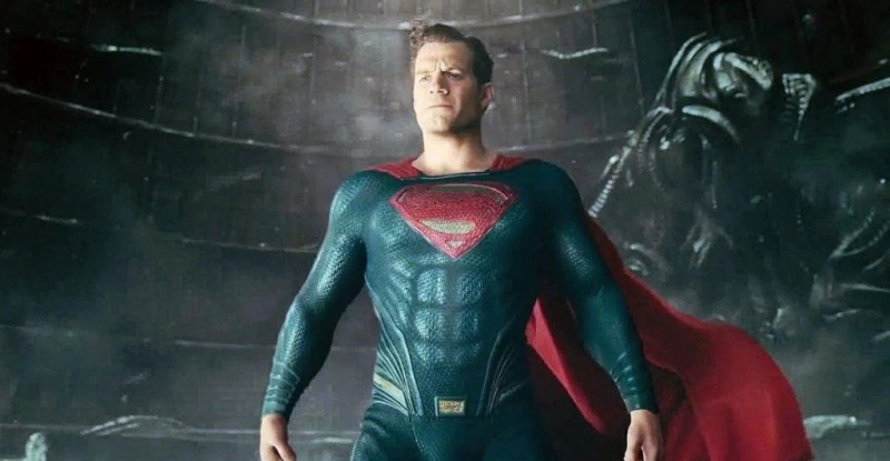   Henry Cavill ca Superman într-o imagine din Liga Justiției
