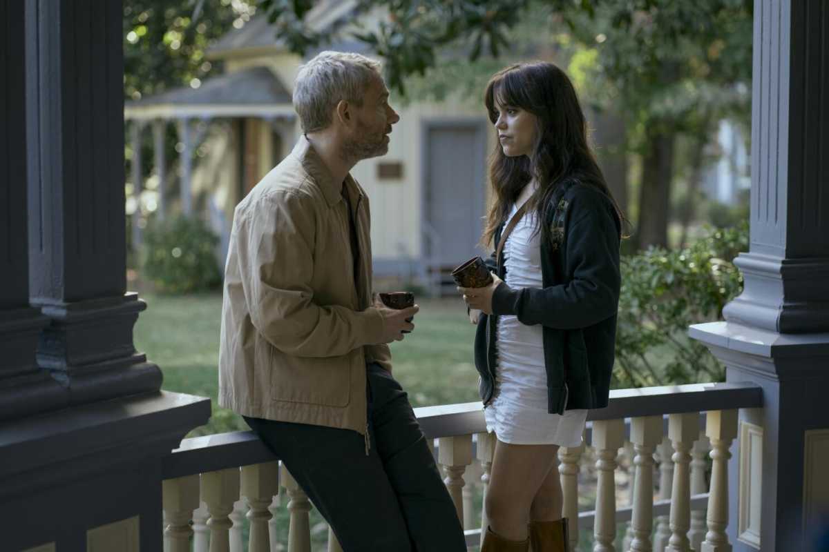 Nieuw drama barst los na Jenna Ortega’s NSFW-scène met de 52-jarige Martin Freeman in Miller’s Girl