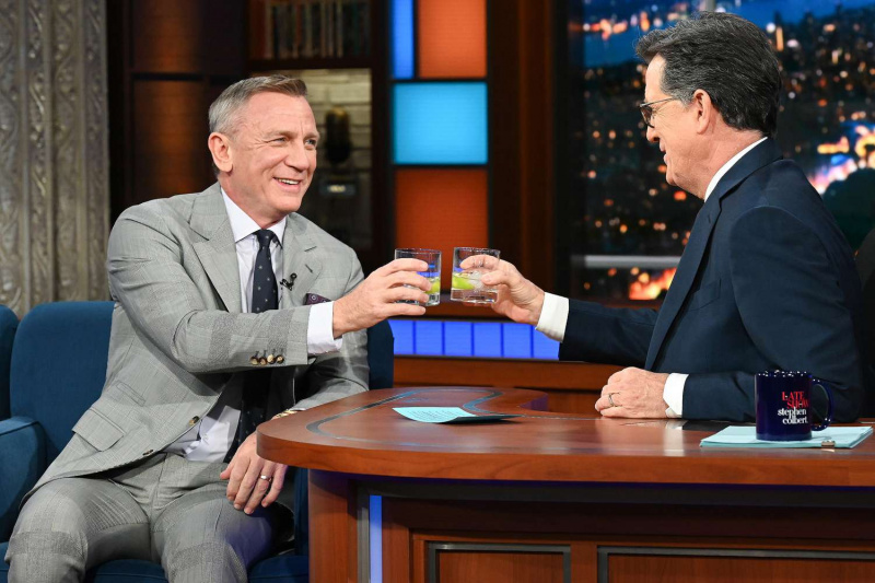   Daniel Craig v The Late Show so Stephenom Colbertom