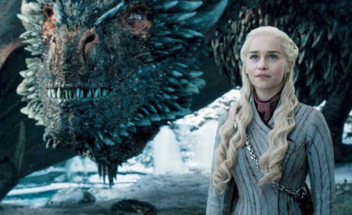 „Game of Thrones“ žvaigždė Emilia Clarke gavo pagerbimą už savo kilnų indėlį į visuomenę, princo Williamo