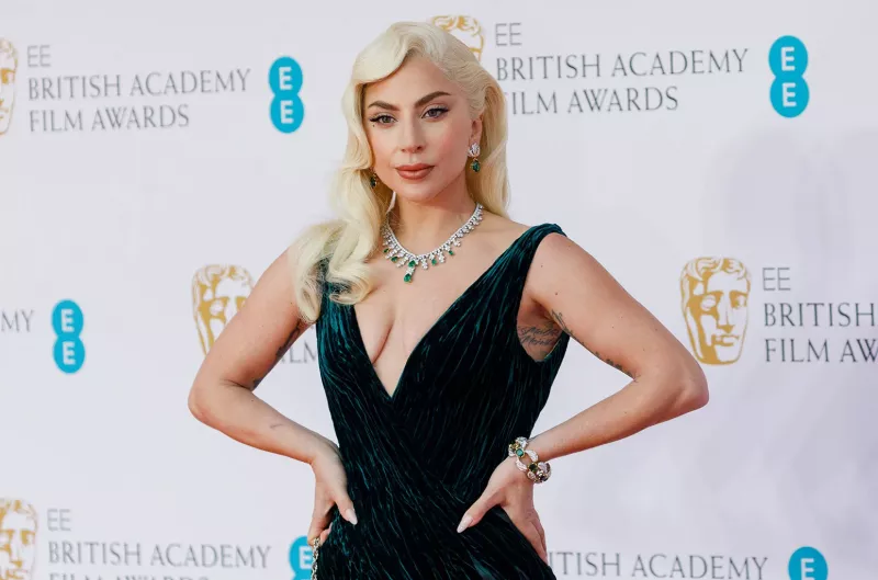   Lady Gaga Britu Kinoakadēmijas balvu pasniegšanas ceremonijā.