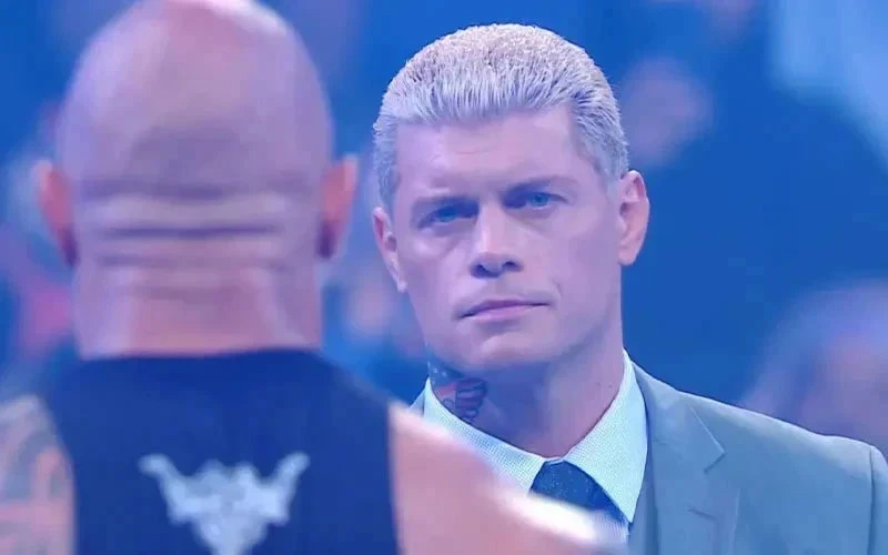 “Tu esi niķīgs b*tch”: Kodijs Rods atkārto roka kļūdu, kas lika WWE talantus satraukt, tautas čempionam atgriežoties WrestleMania.