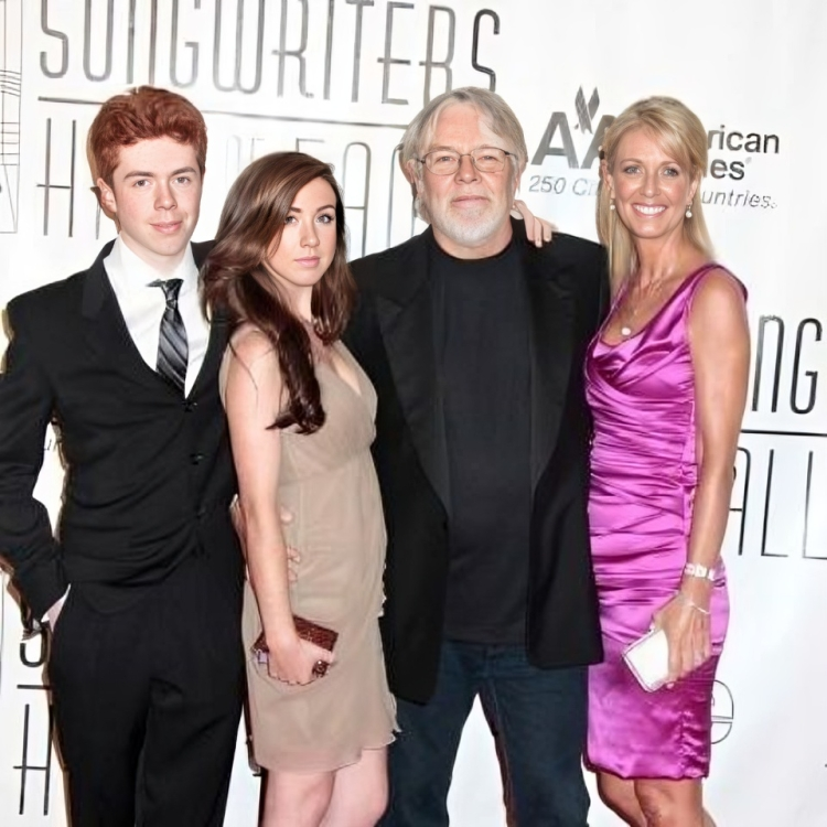   Christopher Cole Seger ailesiyle birlikte.
