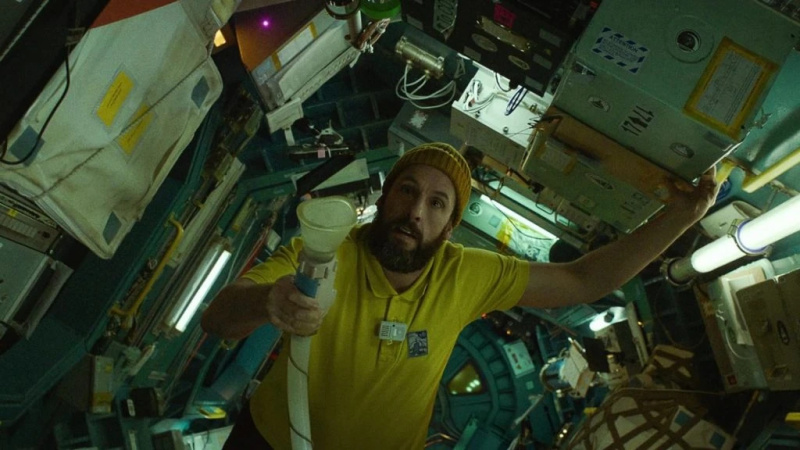 'On ne peut jamais rien savoir' : le réalisateur de Spaceman dans Si Adam Sandler peut jouer des rôles plus sérieux au lieu d'un simple 'humour stupide et stupide'