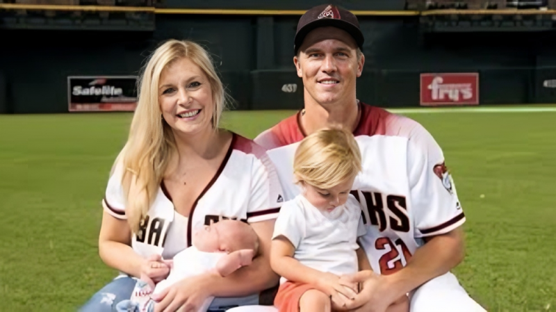   Et billede af Emily Greinke med sin mand Zack Grienke og deres børn.