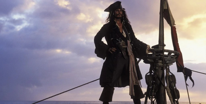   Džonijs Deps kā kapteinis Džeks Sparovs kadrā no Karību jūras pirātiem